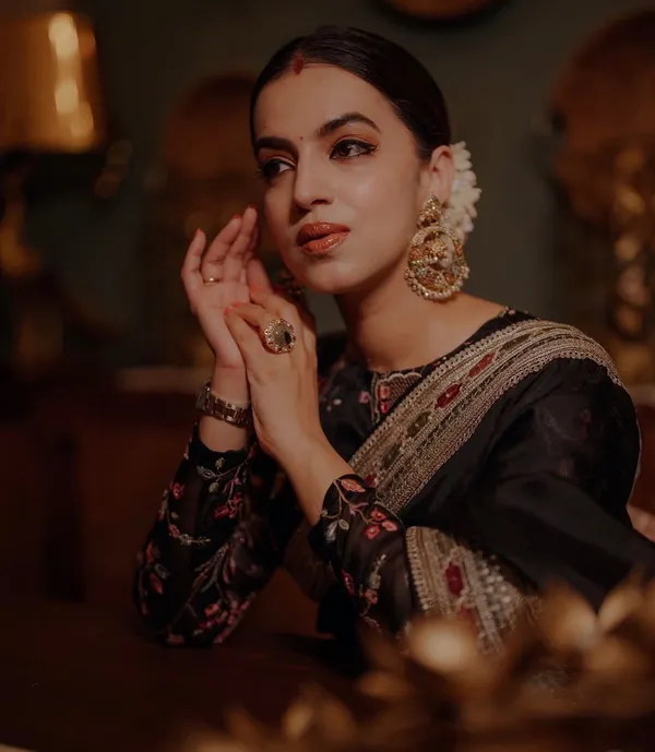 Elegant_Black_Embroidered_Saree