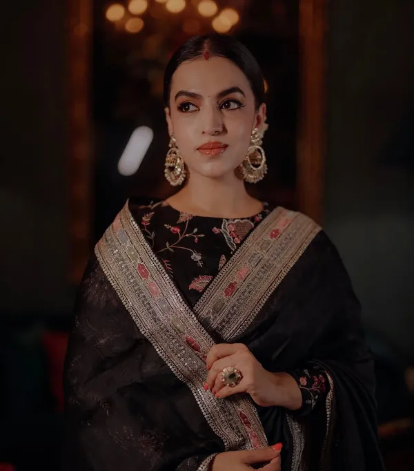 Elegant_Black_Embroidered_Saree
