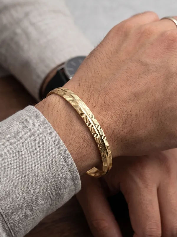 Divyoro_Diagonal_Block_Textured_24k_Gold_Plated_Male_Kada