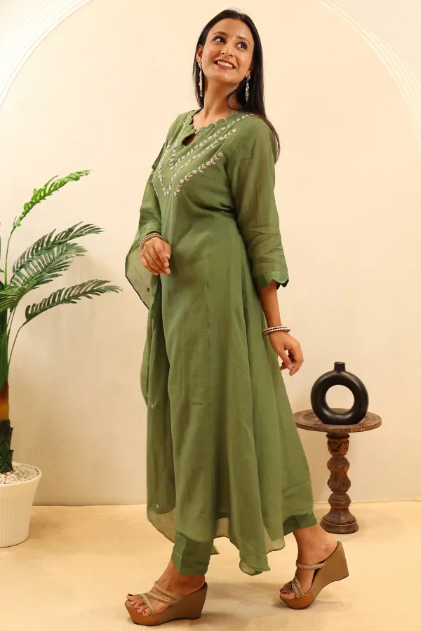 Chunnon_Anarkali_Featuring_Dabka_Work_On_The_Neck_And_Moti_Work