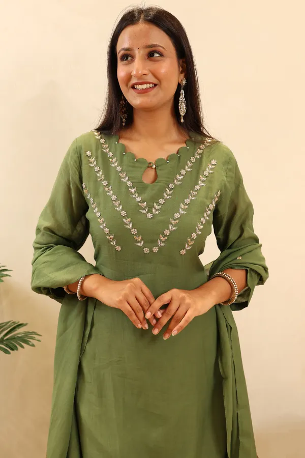 Chunnon_Anarkali_Featuring_Dabka_Work_On_The_Neck_And_Moti_Work