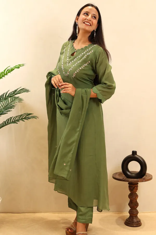 Chunnon_Anarkali_Featuring_Dabka_Work_On_The_Neck_And_Moti_Work