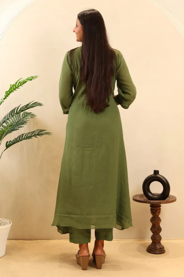 Chunnon_Anarkali_Featuring_Dabka_Work_On_The_Neck_And_Moti_Work