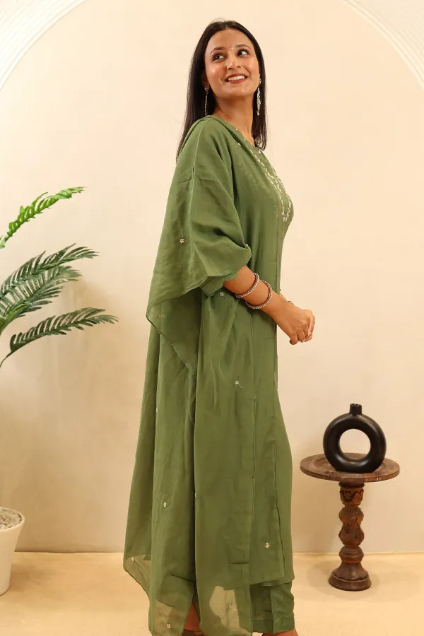Chunnon_Anarkali_Featuring_Dabka_Work_On_The_Neck_And_Moti_Work