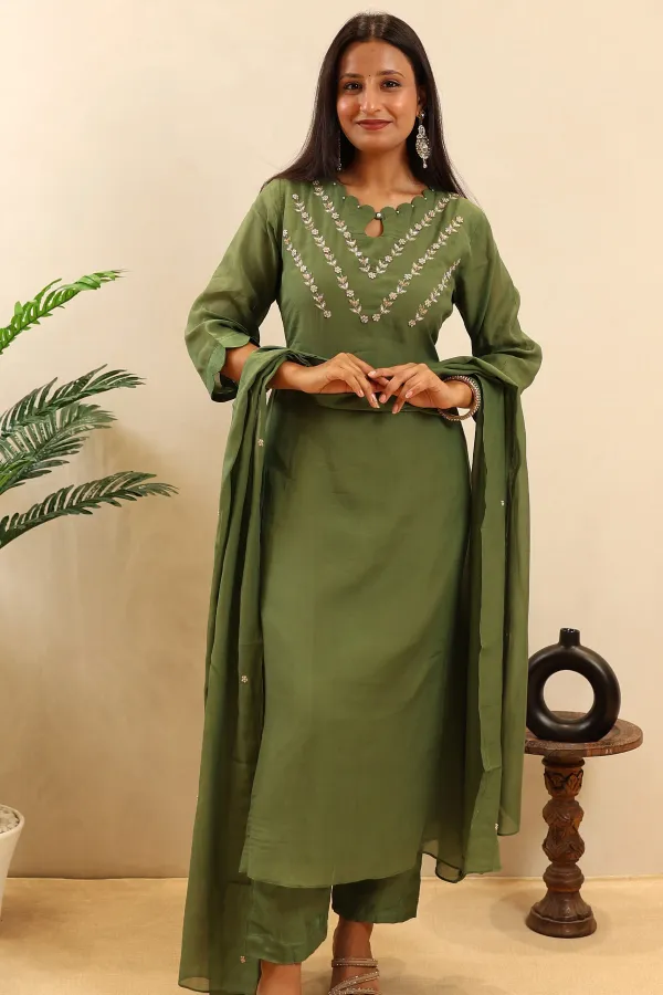 Chunnon_Anarkali_Featuring_Dabka_Work_On_The_Neck_And_Moti_Work