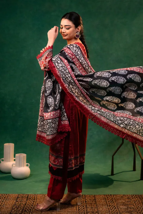 Meganta_Lawn_Cotton_Daily_wear_Suit_Printed_with_Lace_Work