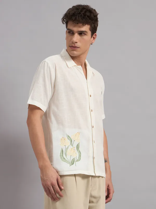 Off_White_Organic_Cotton_Textured_Floral_Embroidered_Regular_Fit_Shirt_For_Men