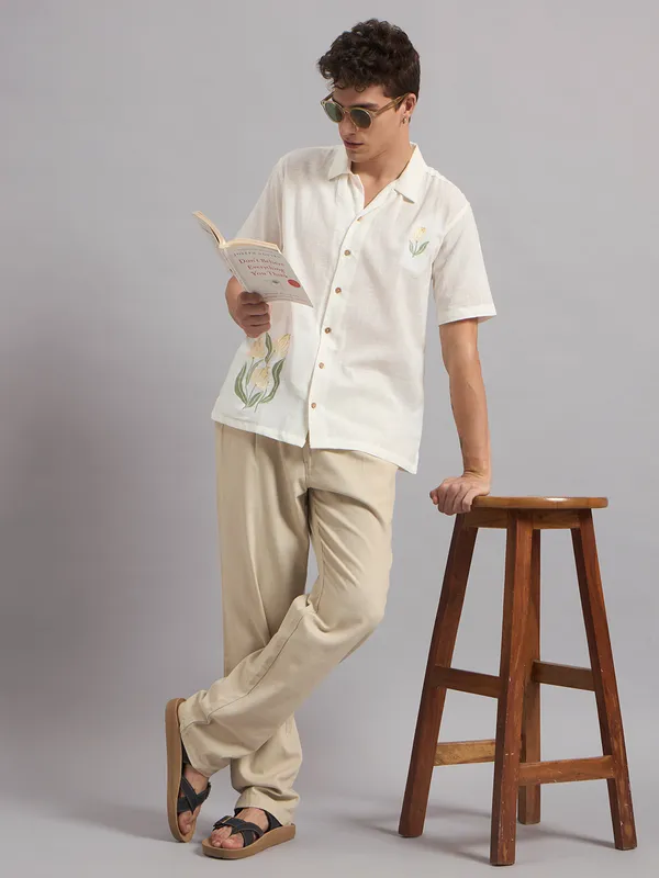 Off_White_Organic_Cotton_Textured_Floral_Embroidered_Regular_Fit_Shirt_For_Men