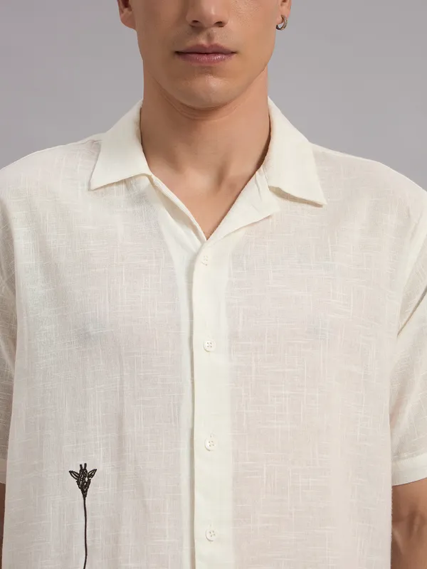 Cream_Organic_Cotton_Textured_Giraffe_Motif_Relaxed_Fit_Shirt_For_Men