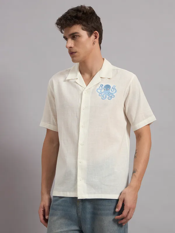Off_White_Organic_Cotton_Textured_Camp_Collar_Regular_Fit_Shirt_For_Men