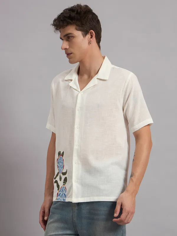 Off_White_Organic_Cotton_Textured_Camp_Collar_Turtle_Graphic_Relaxed_Shirt_For_Men