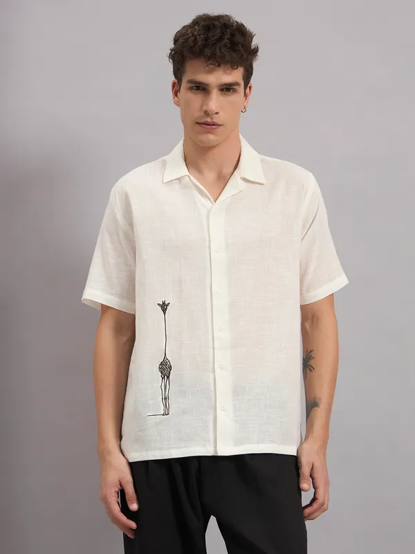 Cream_Organic_Cotton_Textured_Giraffe_Motif_Relaxed_Fit_Shirt_For_Men