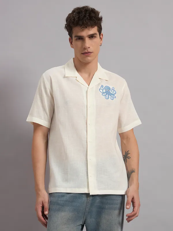 Off_White_Organic_Cotton_Textured_Camp_Collar_Regular_Fit_Shirt_For_Men