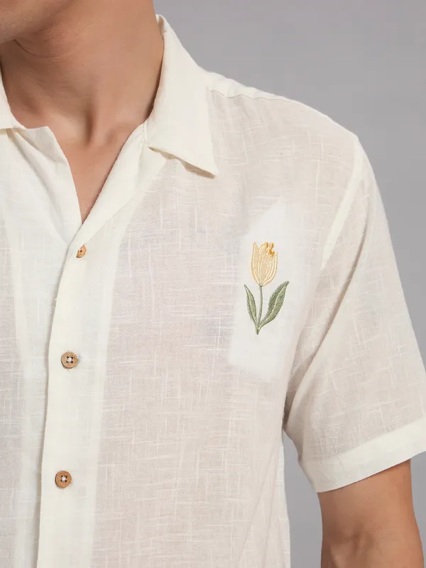 Off_White_Organic_Cotton_Textured_Floral_Embroidered_Regular_Fit_Shirt_For_Men