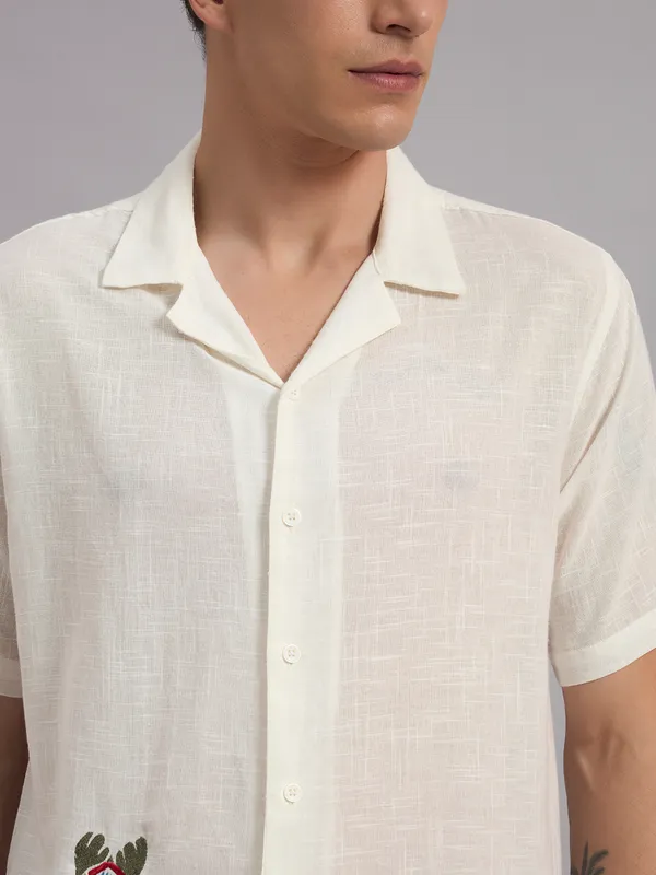 Off_White_Organic_Cotton_Textured_Camp_Collar_Turtle_Graphic_Relaxed_Shirt_For_Men