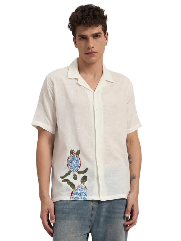 Off_White_Organic_Cotton_Textured_Camp_Collar_Turtle_Graphic_Relaxed_Shirt_For_Men