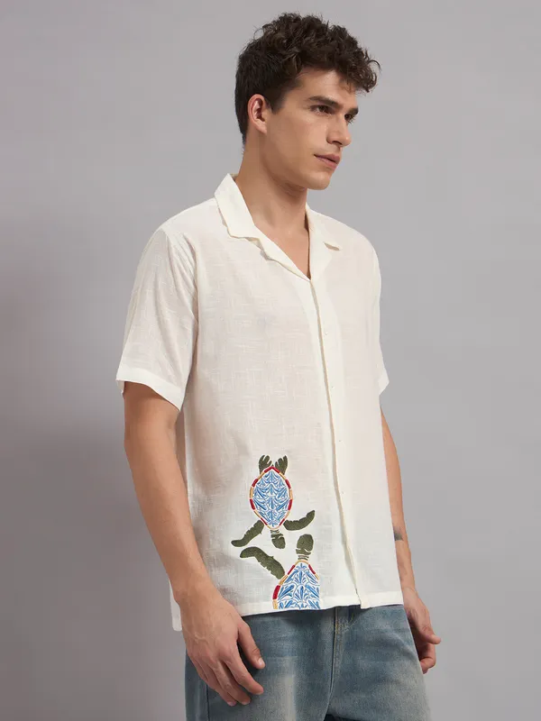 Off_White_Organic_Cotton_Textured_Camp_Collar_Turtle_Graphic_Relaxed_Shirt_For_Men