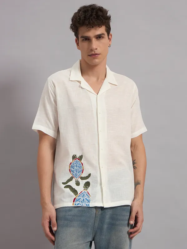 Off_White_Organic_Cotton_Textured_Camp_Collar_Turtle_Graphic_Relaxed_Shirt_For_Men