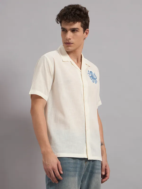 Off_White_Organic_Cotton_Textured_Camp_Collar_Regular_Fit_Shirt_For_Men
