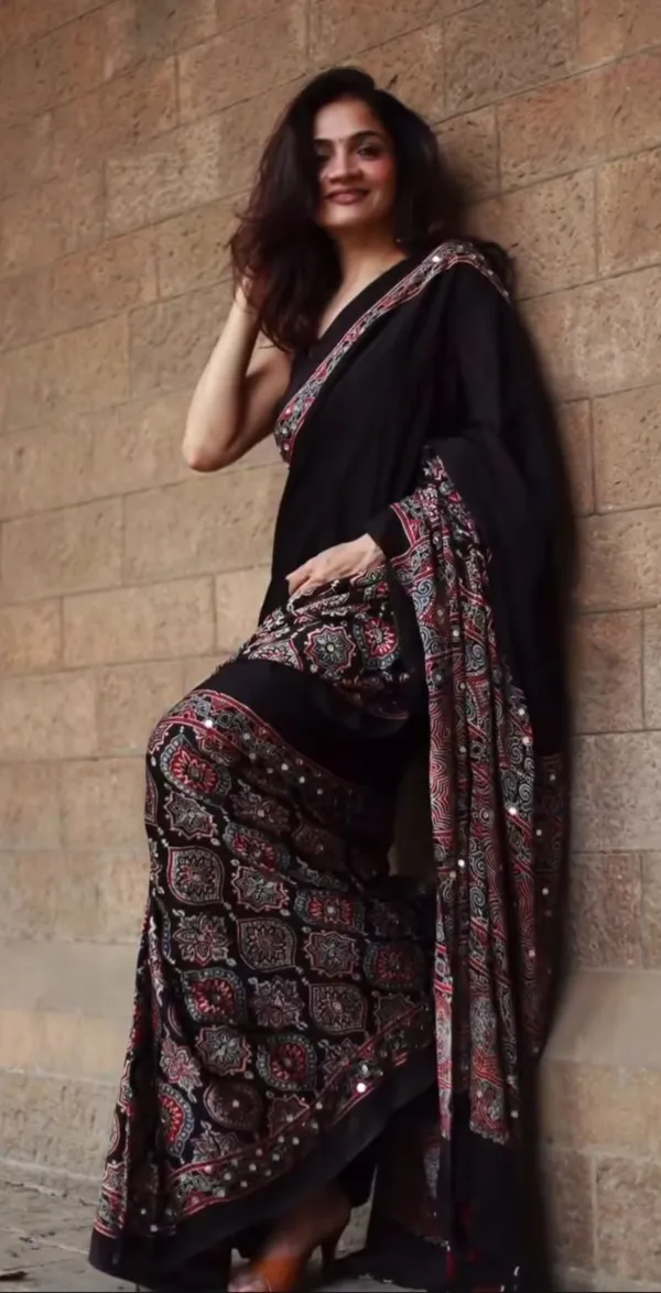 Black_Silk_Georgette_Floral_Embroidered_Saree_For_Women