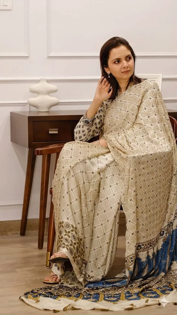 Mull_Chanderi_Off_White_Silk_Printed_Saree_With_Blouse_For_Women