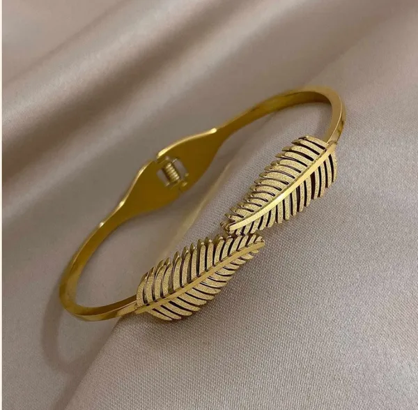 Gold-Toned_Feather_Design_Bangle_Bracelet