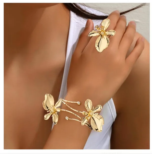 Gold_Floral_Ring_And_Bracelet_Set