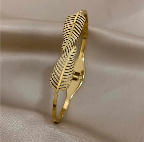 Gold-Toned_Feather_Design_Bangle_Bracelet