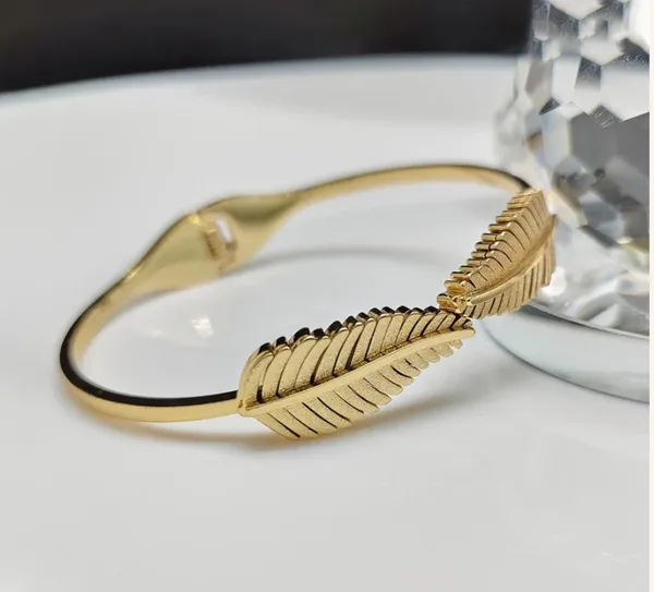 Gold-Toned_Feather_Design_Bangle_Bracelet
