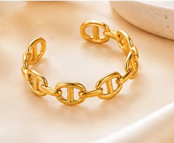Snowflake_Charm_Gold-Plated_Necklace_for_Women