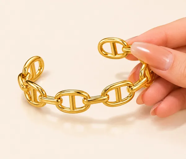 Snowflake_Charm_Gold-Plated_Necklace_for_Women