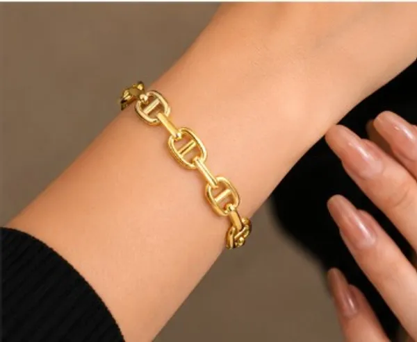 Snowflake_Charm_Gold-Plated_Necklace_for_Women