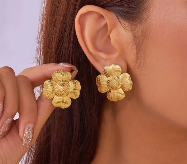 Gold-Toned_Textured_Flower_Stud_Earrings