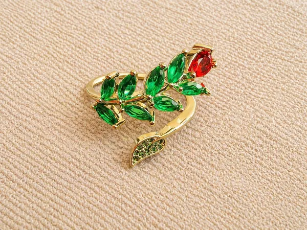 Rose_Flower_Adjustable_Ring_With_Green_Leaf_Design_And_Red_Crystal