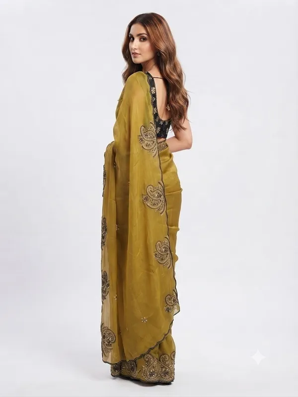 Designer_Saree_with_Embellished_Border_and_Delicate_Floral_Butti_Pattern_for_Women