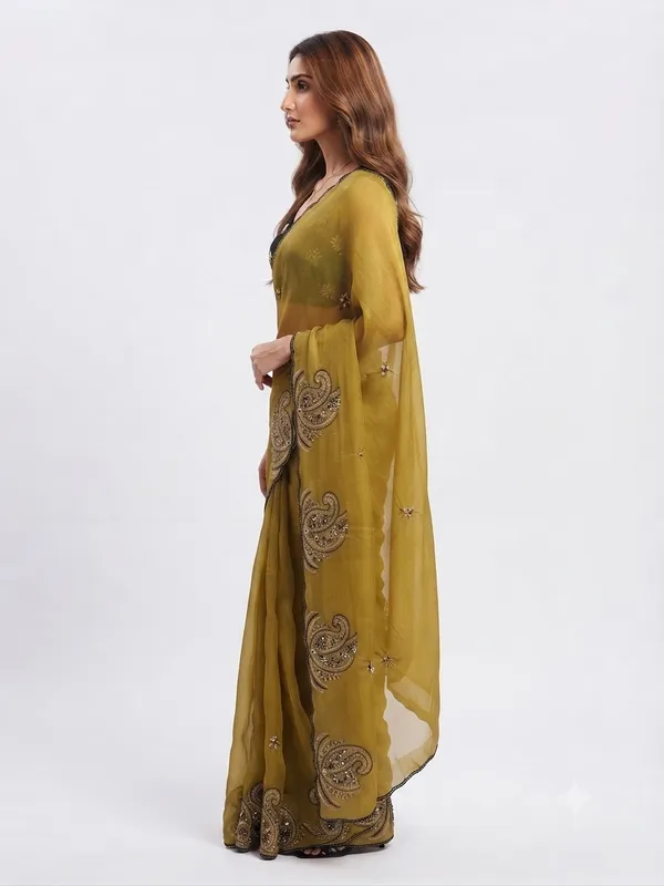 Designer_Saree_with_Embellished_Border_and_Delicate_Floral_Butti_Pattern_for_Women