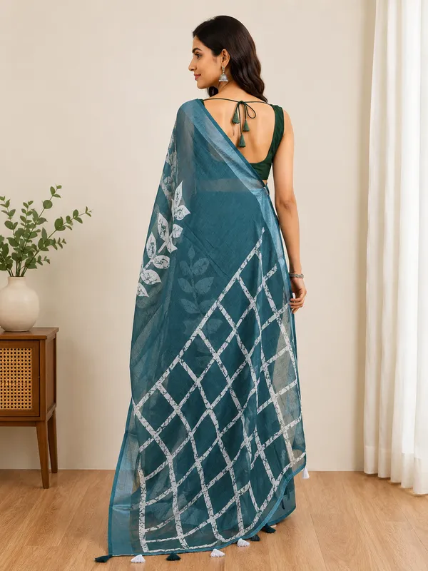 Elegant_Printed_Saree_with_Zari_Line_Detail_for_Festive_&_Traditional_Wear