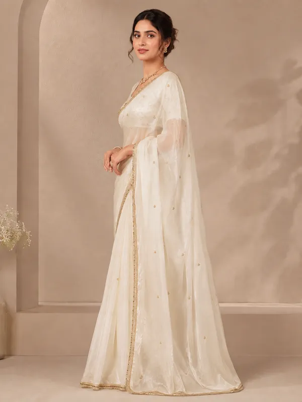 Elegant_Saree_with_Delicate_Golden_Embroidered_Border_and_Subtle_Floral_Pattern_for_Women