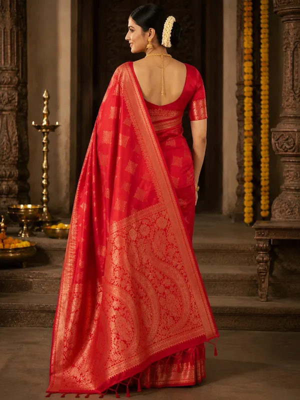 Red_banarasi_saree_with_golden_work