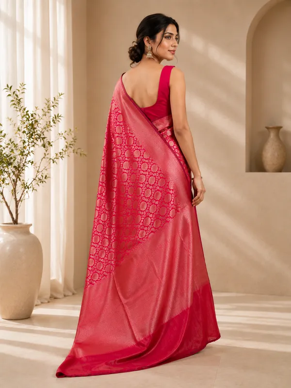 Silk_saree_with_gold_zari_weaving_border
