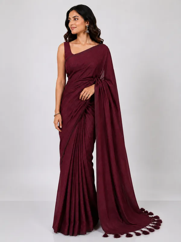 Maroon_cotton_saree_with_beautiful_tassel_details