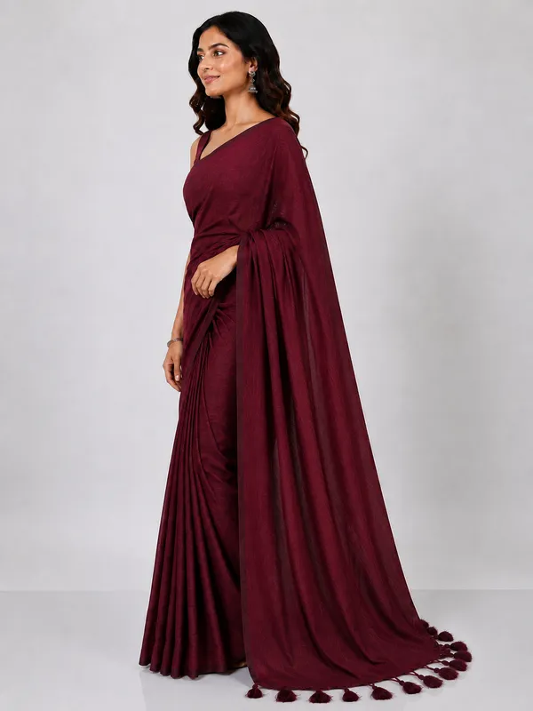 Maroon_cotton_saree_with_beautiful_tassel_details
