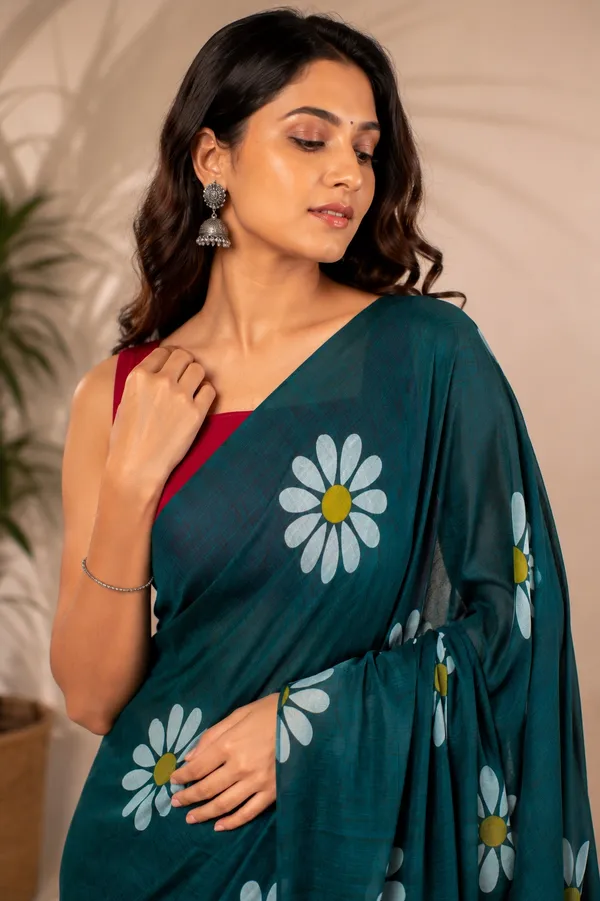 white_daisy_floral_printed_saree