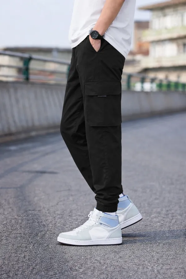 Men_Black_Cargo_Joggers_With_Simple_Pocket