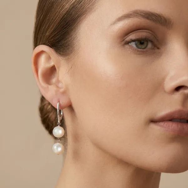 Elegant_Pearl_Drop_Earrings_With_Silver_Lever_Back