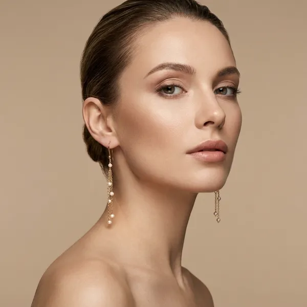 Elegant_Gold_Toned_Pearl_Drop_Earrings_With_Delicate_Chain_Design