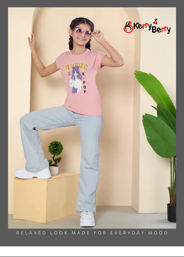 Girls_Pink_K-Pop_Graphic_T-Shirt_-_Anime_Character_Print_With_Korean_Text