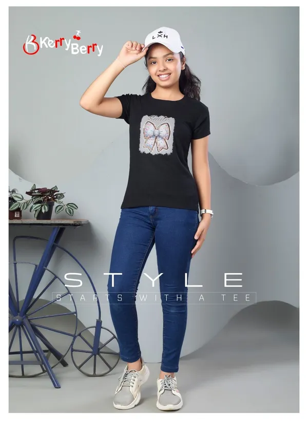 Black_Graphic_T-Shirt_With_Butterfly_Print_For_Women
