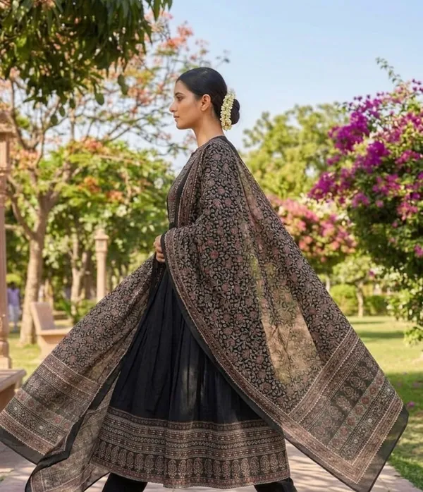 Black_Cotton_Anarkali_Set_For_Women_And_Girls