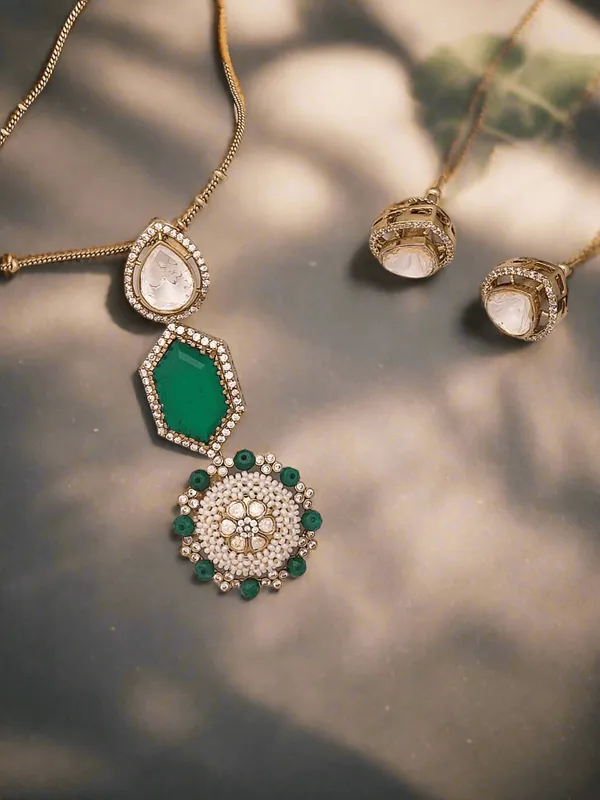 Elegant_Lariet_With_Pearls_Moissanite_Green_Crystal